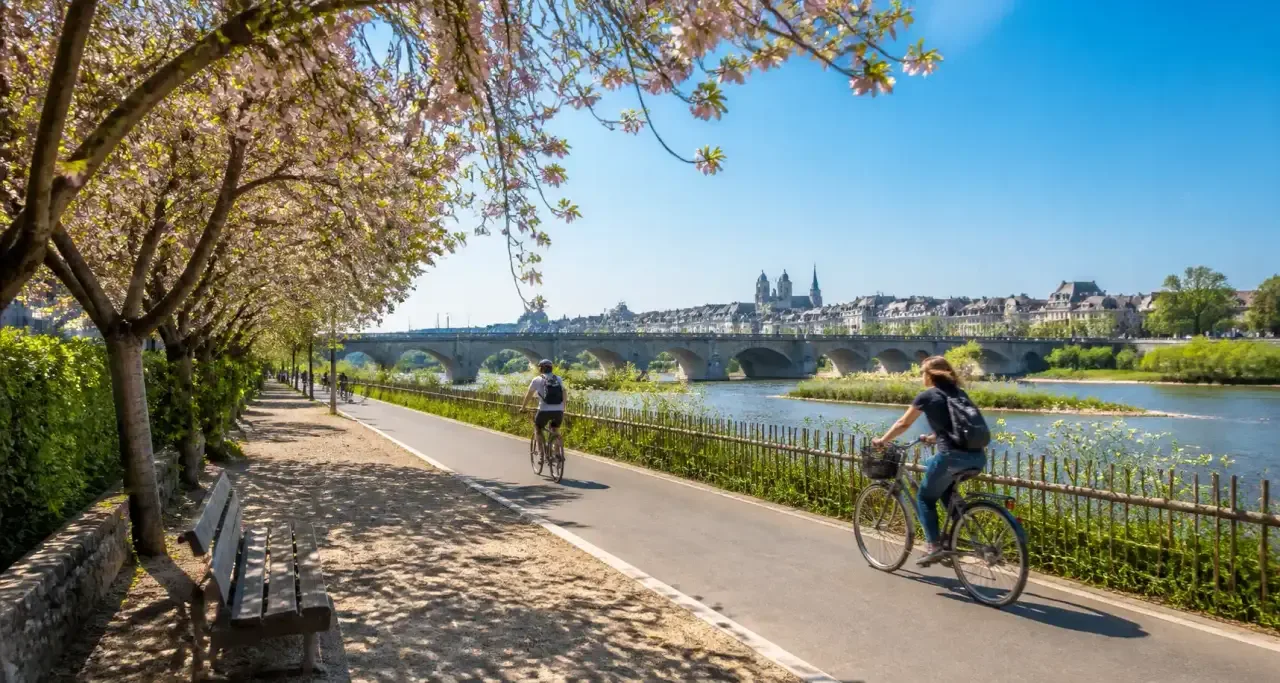 Piste cyclable au printemps le long des bords de Loire, Tours