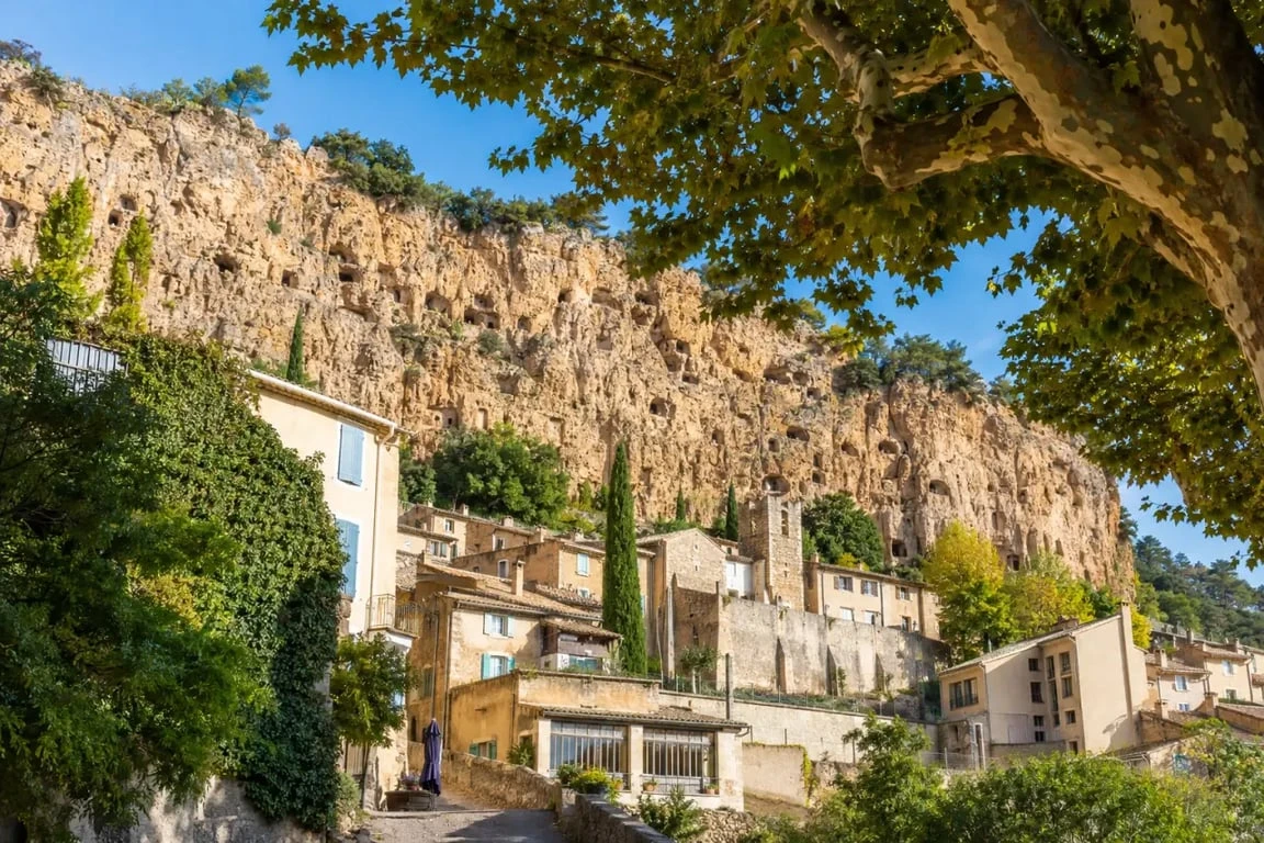 Les plus beaux villages troglodytes de france : Cotignac et sa falaise troglodytique en Provence