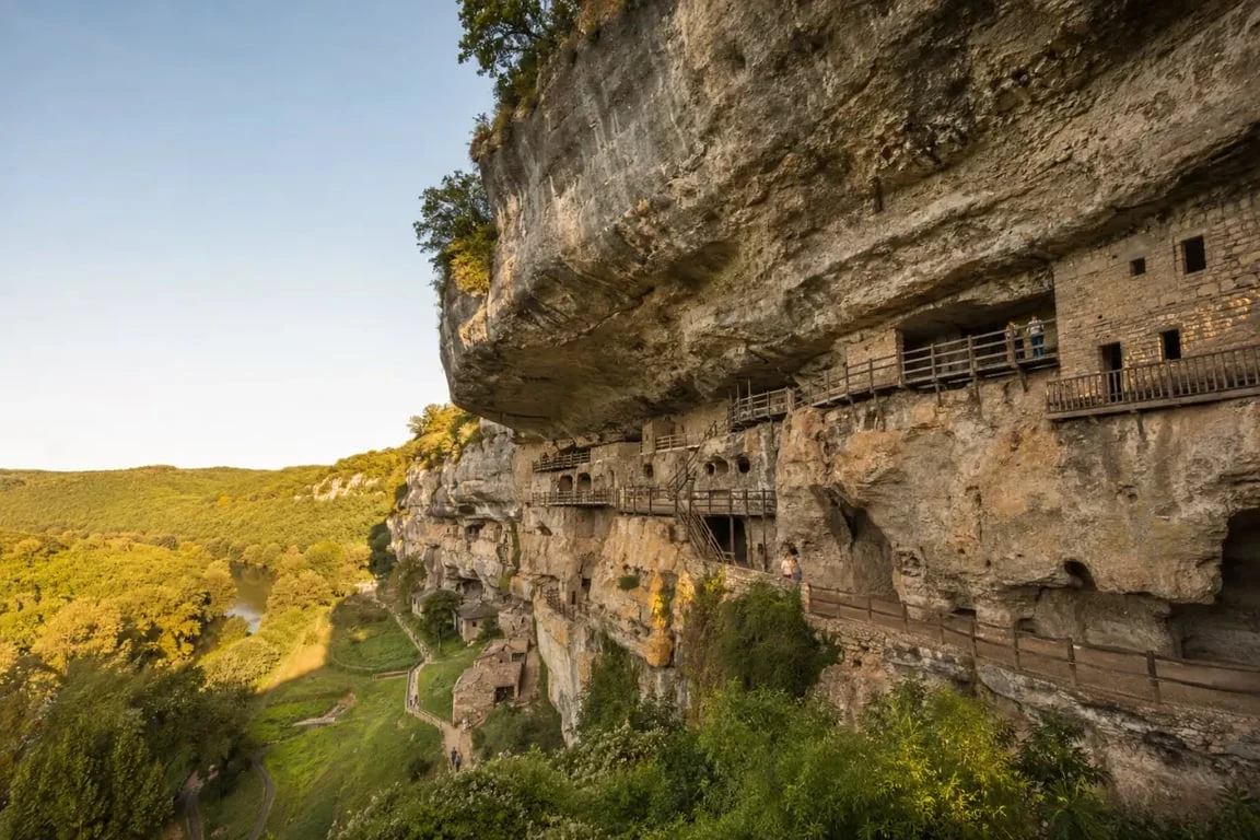 Les plus beaux villages troglodytes de france : La Roque Saint-Christophe et sa falaise habitée en Dordogne
