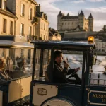 Petit train Saumur sur le quai, vue du château