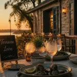 Restaurant bord de loire : terrasse en golden hour au bord de Loire