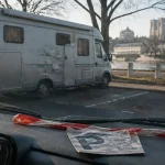 Visiter tours en camping car : camping-car sur parking près de la Loire à Tours, vue de l’intérieur