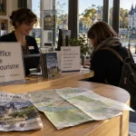Office de tourisme azay le rideau : brochure et pancarte près du château